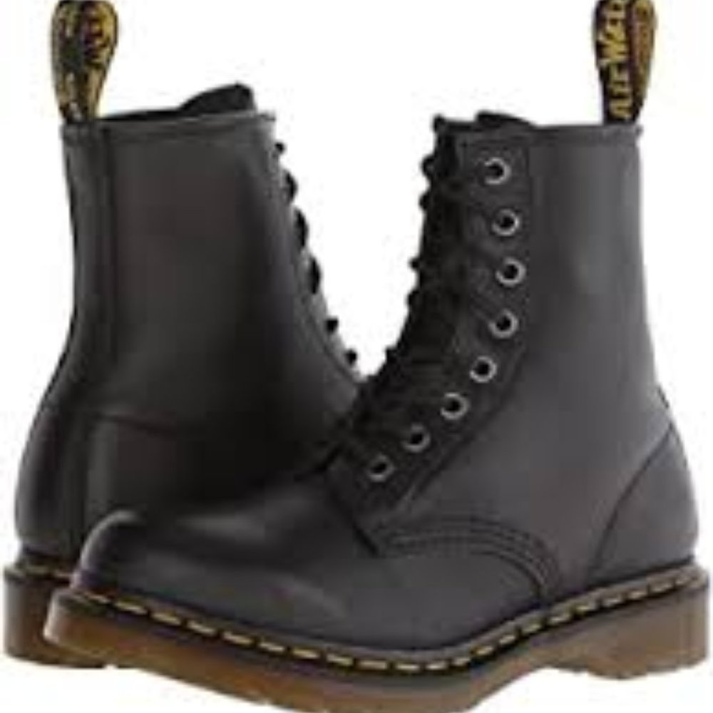 ISO dr.martens sz 7.5 or 8 womens.